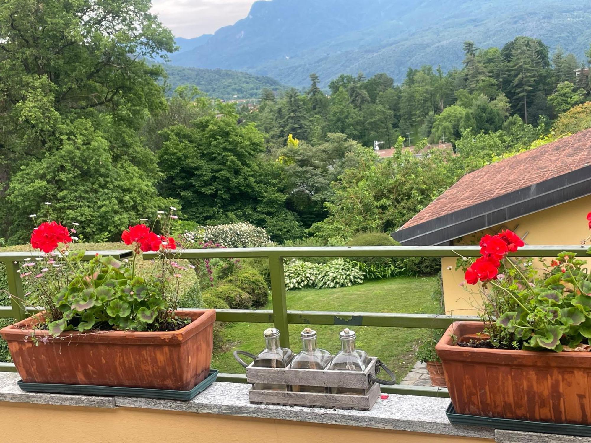 Casetta In Giardino Con Piscina Luino Exterior photo